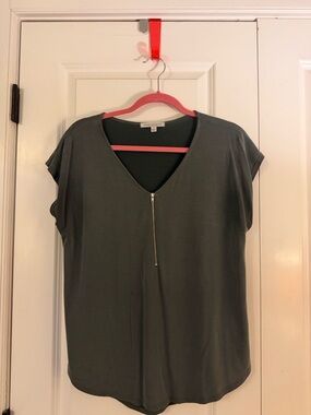 Green Envelope Olive V-Neck Short Sleeve Top with Front Zip